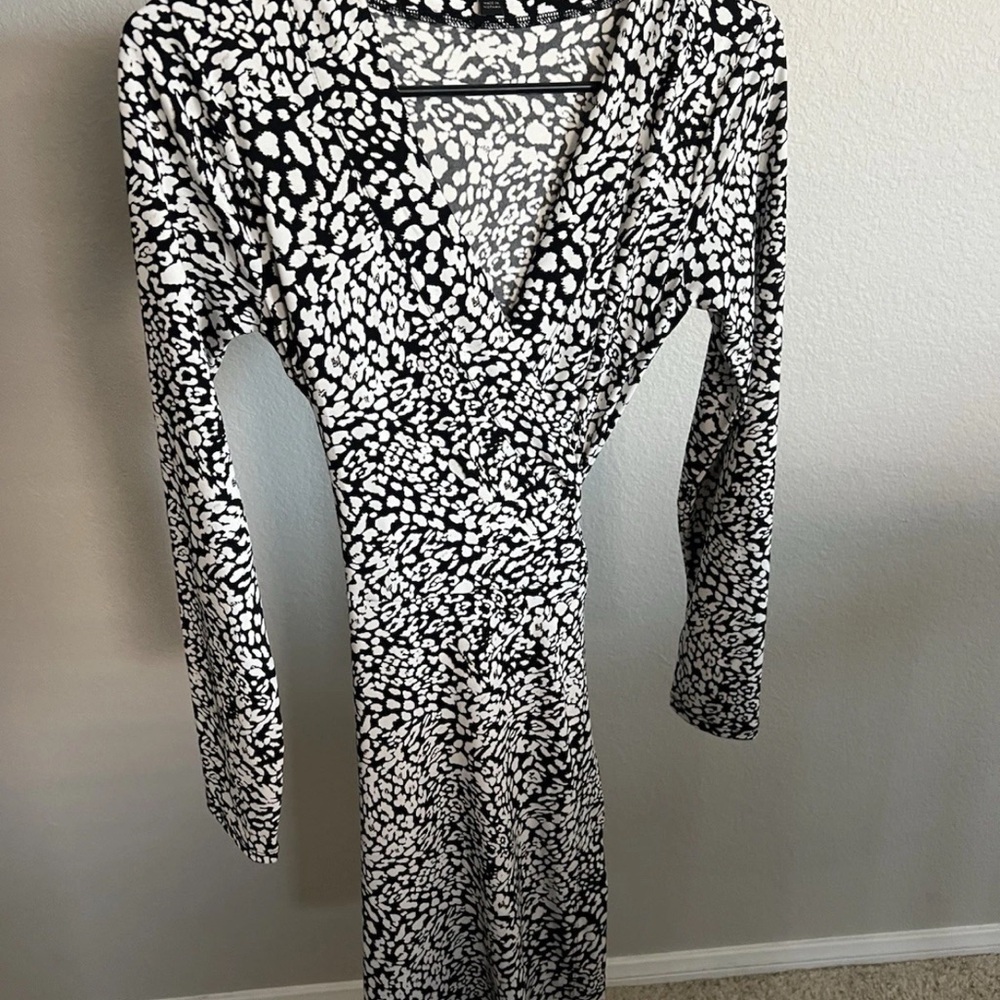 Banana Republic Black and White Long Sleeve Dress super cute. V neck